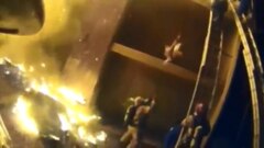 [VIDÉO] Un pompier attrape un bébé jeté d’un immeuble en feu