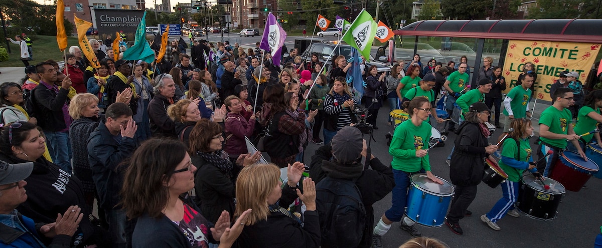 Des manifestants s'invitent à un événement du PLQ à Saint-Lambert - Le Journal de Québec
