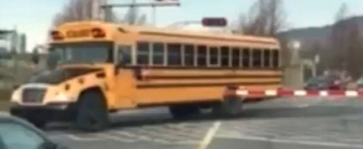 Magog: un autobus scolaire circule sur un passage à niveau en fonction - Le Journal de Québec