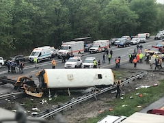 Autobus scolaire renversé dans le New Jersey: 2 morts, des dizaines de blessés