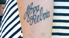 Après une erreur dans un tatouage, elle décide de changer le nom de son fils