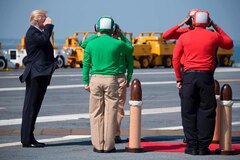 Loin des soucis de Washington, Trump inaugure le 11e porte-avions américain