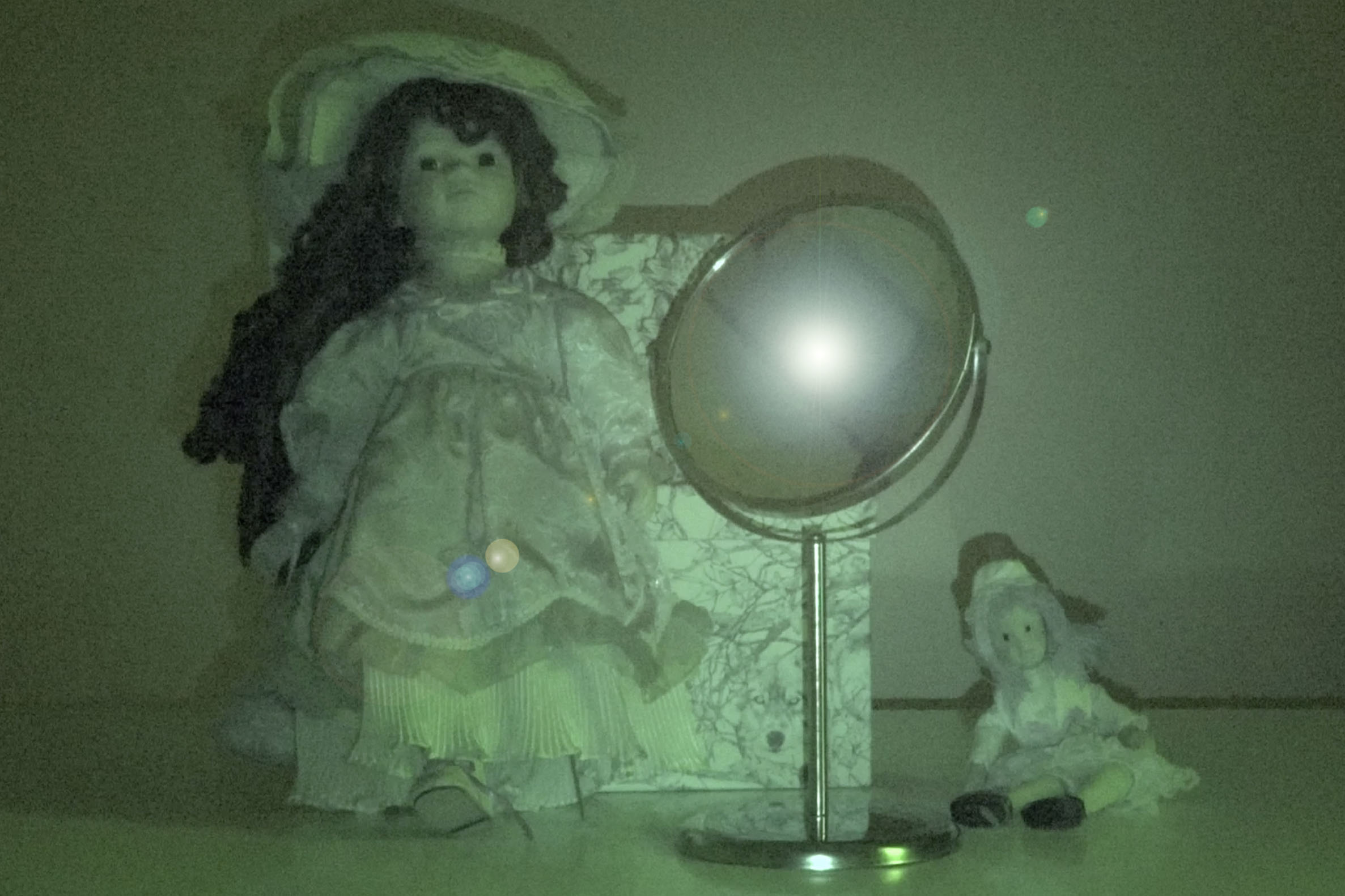 [VIDÉO] Une médium confirme la présence d'un esprit dans nos poupées hantées et on est encore traumatisés