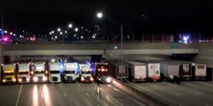 Des poids lourds s'alignent sur l'autoroute pour aider un homme menaçant de se suicider